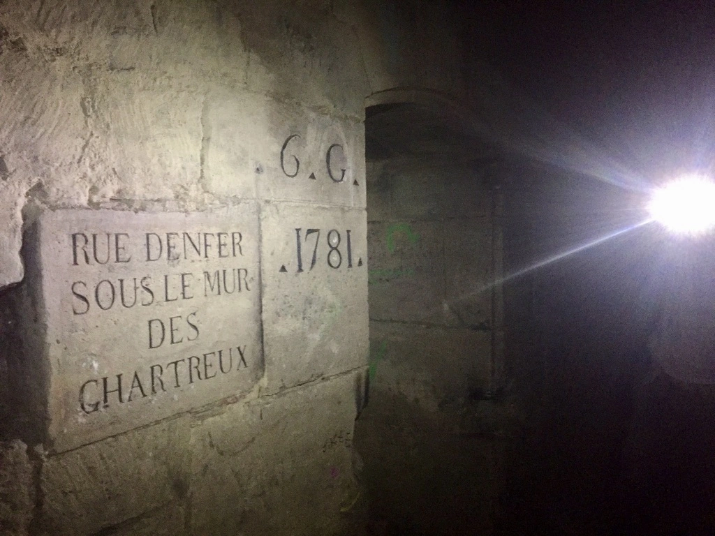 Nom de rue des catacombes interdites de Paris 'Rue d'enfer sous le mur des chartreux'